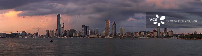 笼罩在夕阳和雷暴下的鹭岛全景图片素材