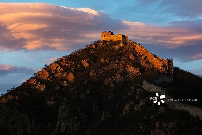 北京水长城在落日余晖中伫立图片素材