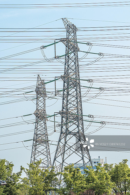 晴空下的高压电输电塔侧视图；新能源；高压电；清洁能源；电力；能源；西电东输图片素材