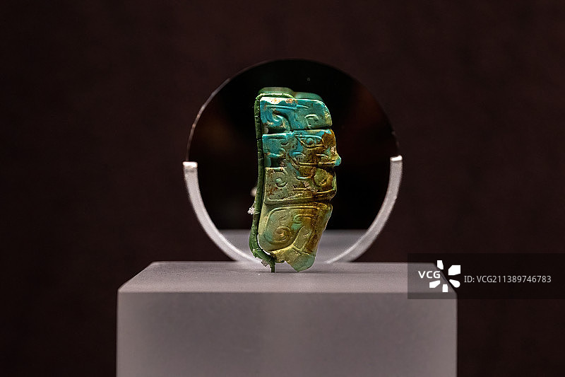 湖北钟祥梁庄王墓出土明代金镶宝石镂空云龙玉帽顶图片素材