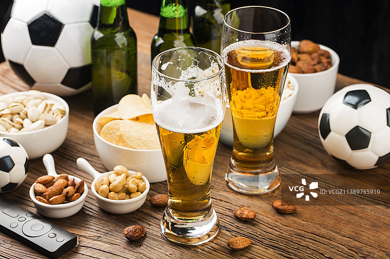 观看足球比赛的零食和啤酒图片素材