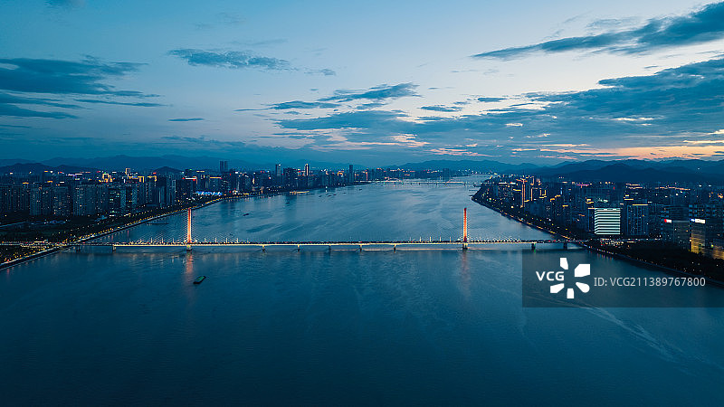 蓝色钱塘--杭州钱塘江西兴大桥夜景图片素材