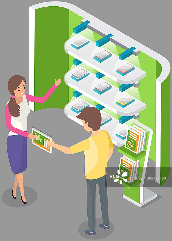 站在展示产品附近的人们图片素材