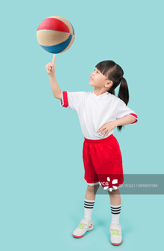 穿运动服的小学女生和篮球运动图片素材