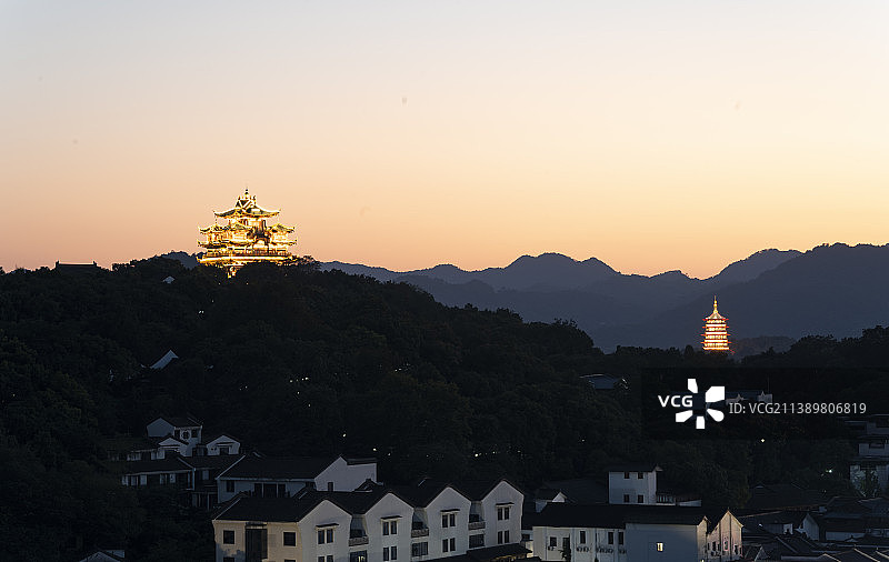 杭州高视角古建筑城隍阁雷峰塔夕阳图片素材
