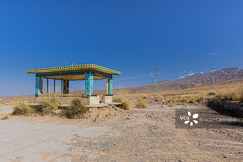 甘肃酒泉阿克塞县博罗转井，蓝天下的干旱荒芜西部废土沙漠风光，废弃的亭子装饰精美，充满沧桑感图片素材