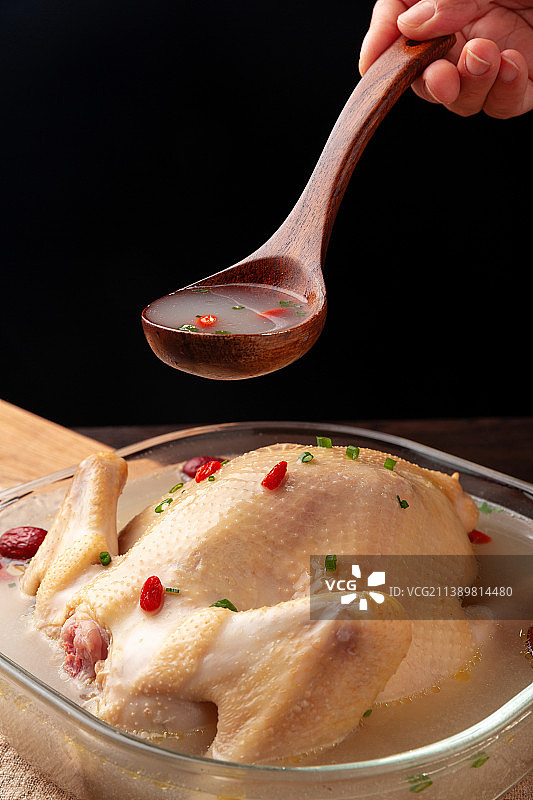 木勺子里的鸡汤特写图片素材