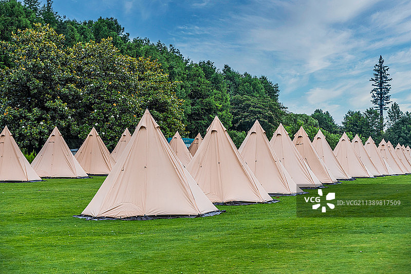 夏季草地上的露营帐篷图片素材