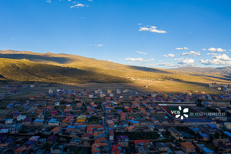 落日的甘孜县城图片素材