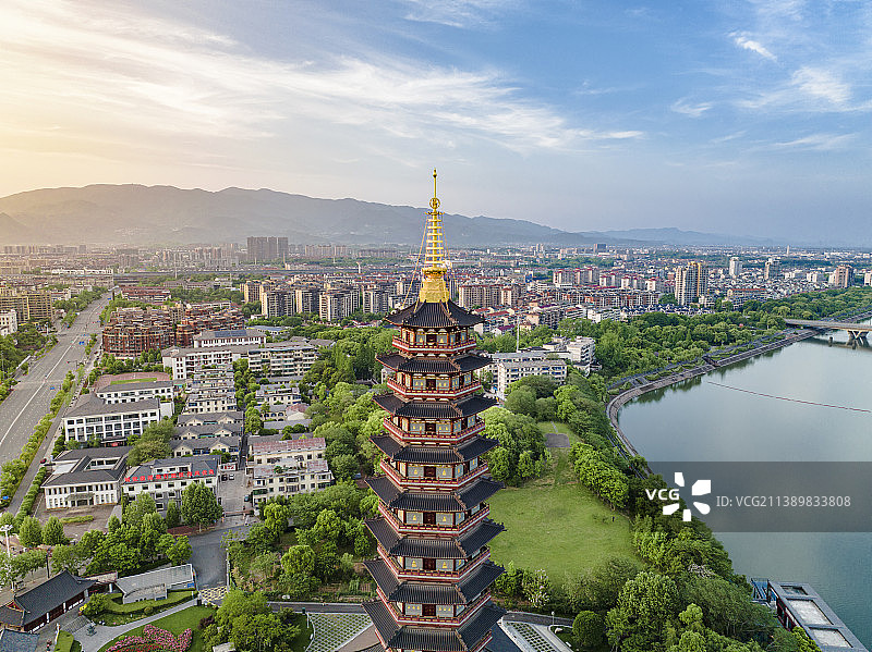 航拍古塔建筑特写；城市天际线与地标建筑；航拍金华万佛塔图片素材