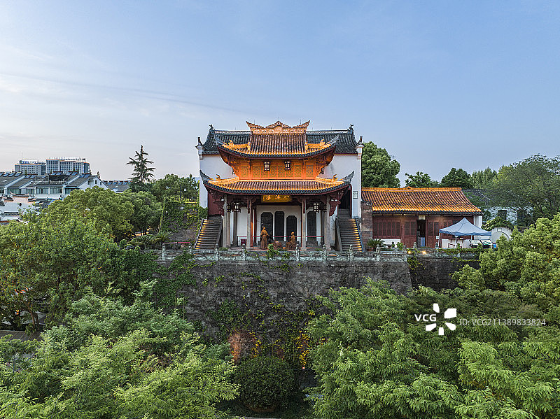 著名旅游景点古代建筑；航拍金华婺州古城景区八咏楼正视图；航拍古代城楼图片素材
