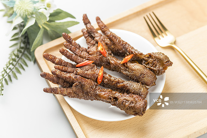 一盘凤爪特写灰色背景图片素材