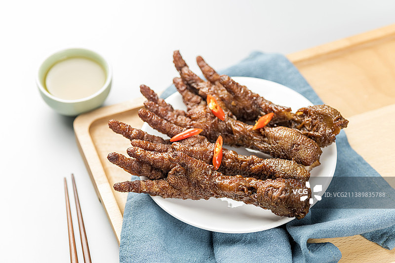 一盘凤爪特写灰色背景图片素材