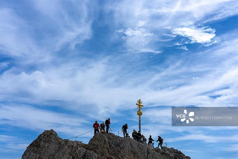 楚格峰顶峰与山顶十字架，位于德国巴伐利亚州图片素材