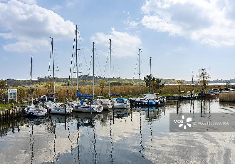 德国梅克伦堡-前波莫瑞州吕根岛Selliner湖Baabe运动艇俱乐部的帆船图片素材