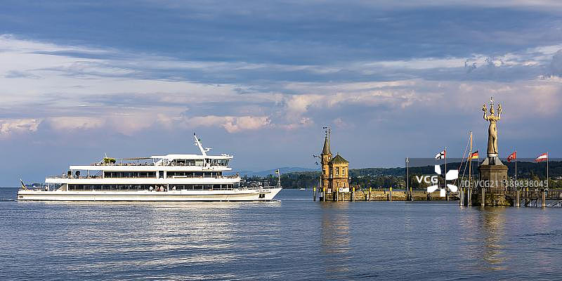 游览船驶入德国巴登-符腾堡州康斯坦茨博登湖的因佩里亚港图片素材