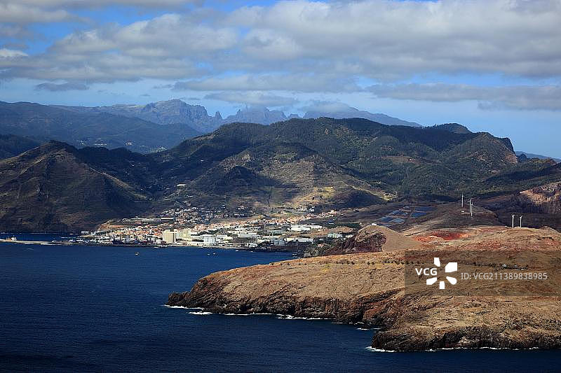 圣洛伦索角蓬塔的普拉伊尼亚村，岛屿东端的风景，风力涡轮机和光伏，马德拉图片素材