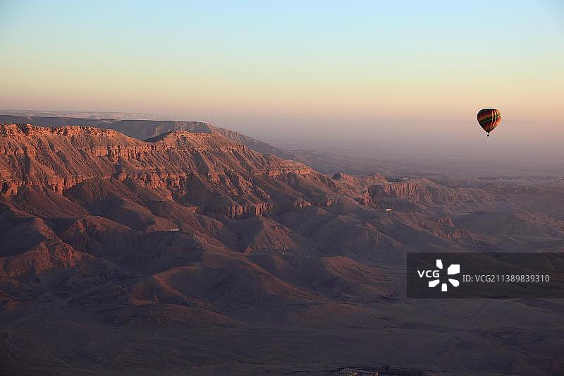 热气球之旅：在卢克索和底比斯国王谷附近，上埃及，埃及，非洲图片素材