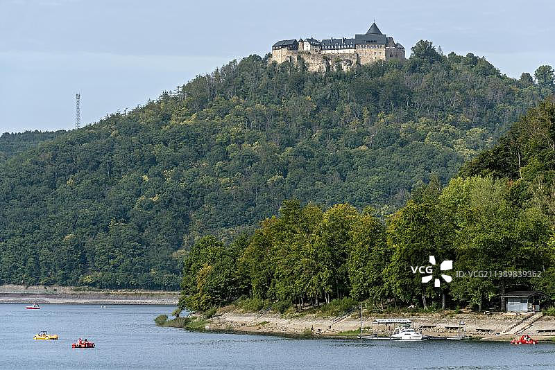 德国黑森州卡塞尔埃德塔尔埃德尔湖水库上方的瓦尔德克城堡图片素材