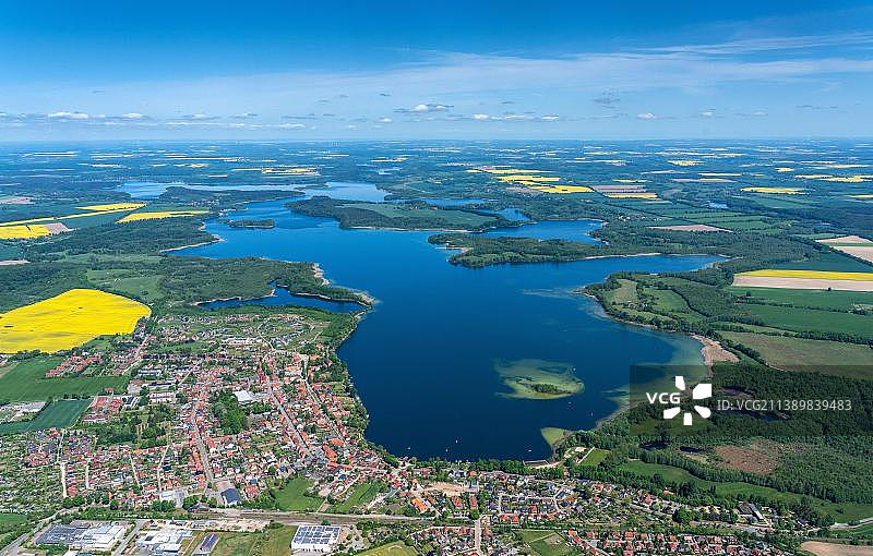 Schaalsee生物圈保护区鸟瞰图，湖泊，冰河时期，油菜，联合国教科文组织，天空，地点，扎伦廷，梅克伦堡-西波美拉尼亚，德国，欧洲图片素材