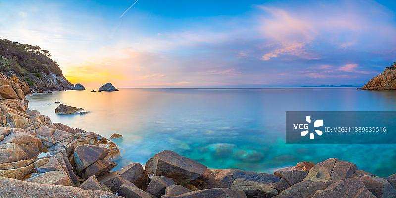 意大利托斯卡纳厄尔巴岛阿夸维瓦湾日落全景图片素材