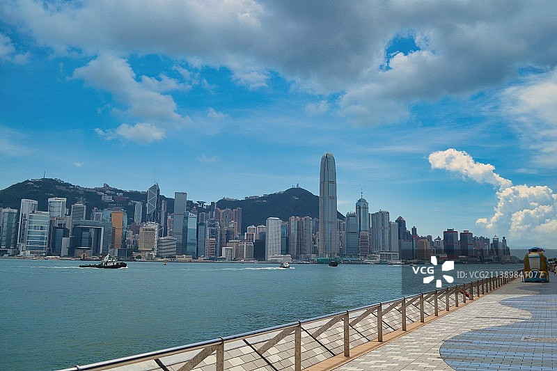 晴天在香港星光大道望向对岸的城市建筑图片素材