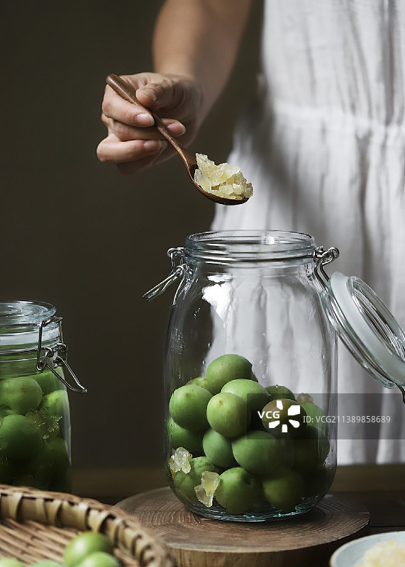 梅子青时，岁月成酒图片素材