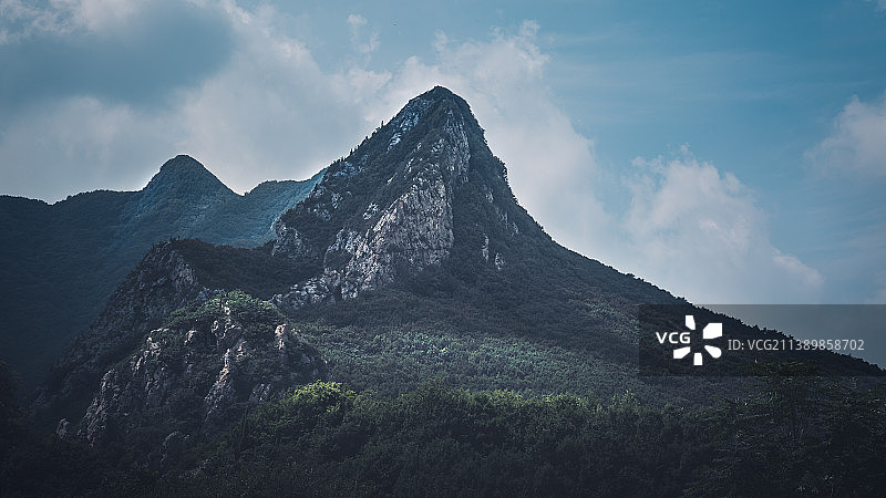 赤山位于盖州市万福镇。山上奇峰峭峙，层峦叠嶂，高峰上部是裸露的红褐色岩石图片素材