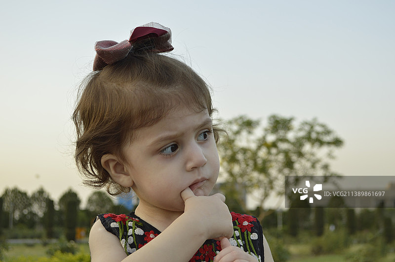 可爱的南亚女婴，巴基斯坦白沙瓦图片素材