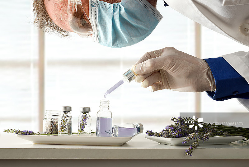 科学家在玻璃瓶中开发薰衣草精华产品图片素材