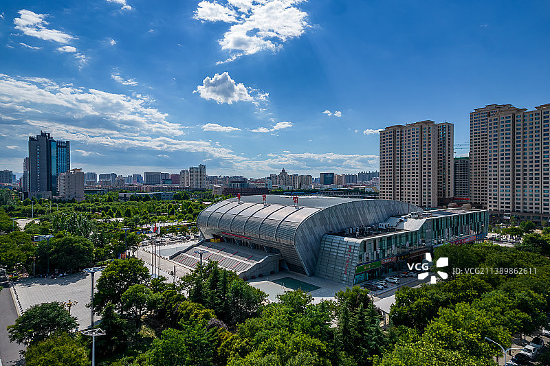 夏天蓝天白云下的山西运城体育馆图片素材