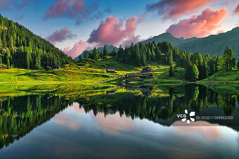 湖和山的景色映衬着天空图片素材