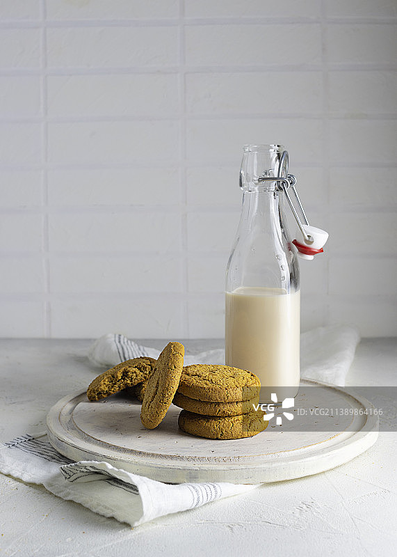 堆叠在浅色木板上的燕麦饼干图片素材