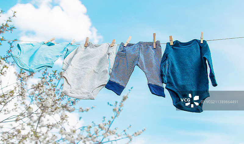 晾晒在街道上的婴儿服装特写图片素材