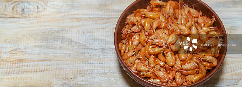 桌子上选择性聚焦的煮虾图片素材