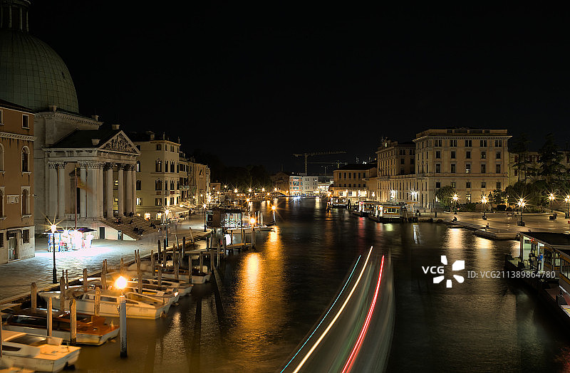 城市夜间照明建筑的高角度视图图片素材