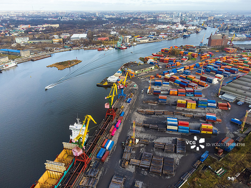 城市中靠近水域的商业港口图片素材