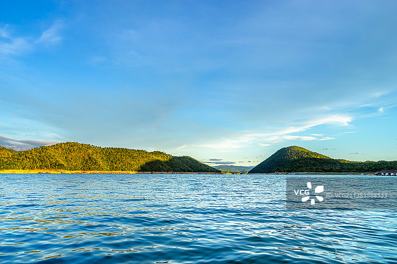 泰国北碧府阳光下的水坝美丽景色图片素材