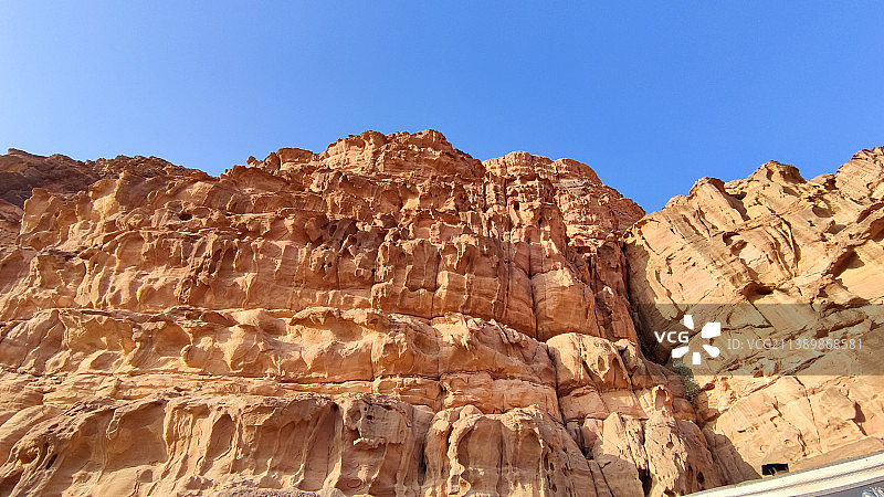 晴朗蓝天下的岩层景观图片素材