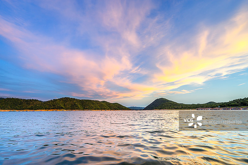 泰国北碧府水坝的阳光日出美景图片素材