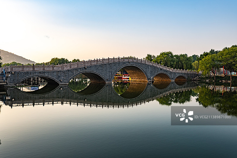 夏天清晨中的山东邹城唐王湖公园五孔桥图片素材