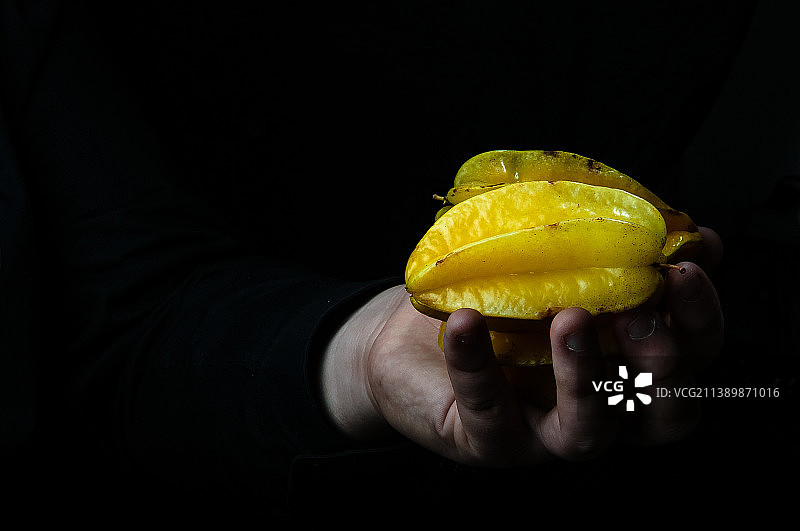 手持水果，巴西圣卡塔琳娜州拉日斯图片素材