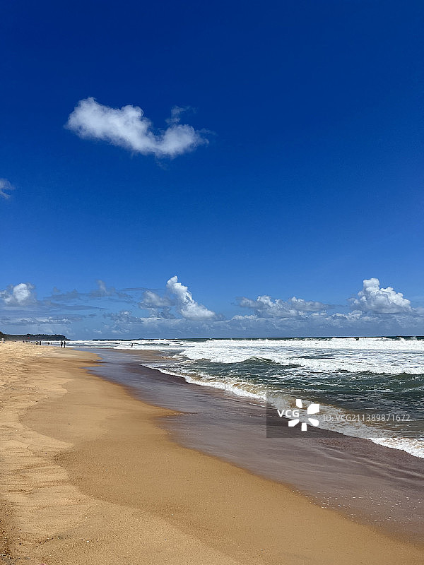 印度果阿邦卡兰古特的蓝色天空海滩景色图片素材