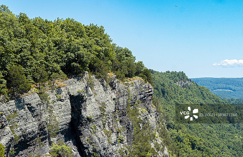 美国雷蒙德斯基尔瀑布的树木景观图片素材