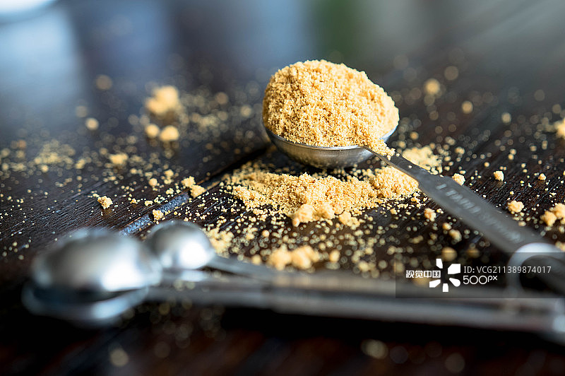 餐桌上的勺子特写图片素材