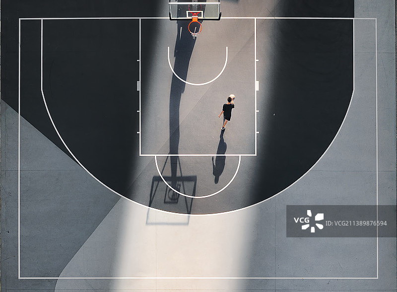 阳光下投篮训练篮球篮球场训练教育体育激励向上汗水夏日图片素材