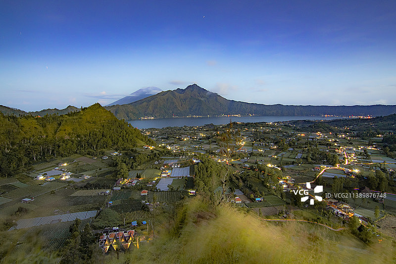 印度尼西亚巴厘岛夜间城市建筑高角度景观图片素材