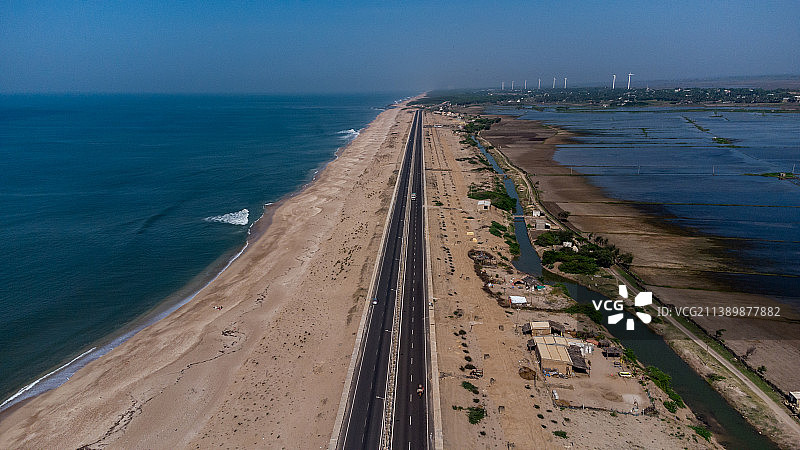印度古吉拉特邦，晴空下的海滩鸟瞰图图片素材