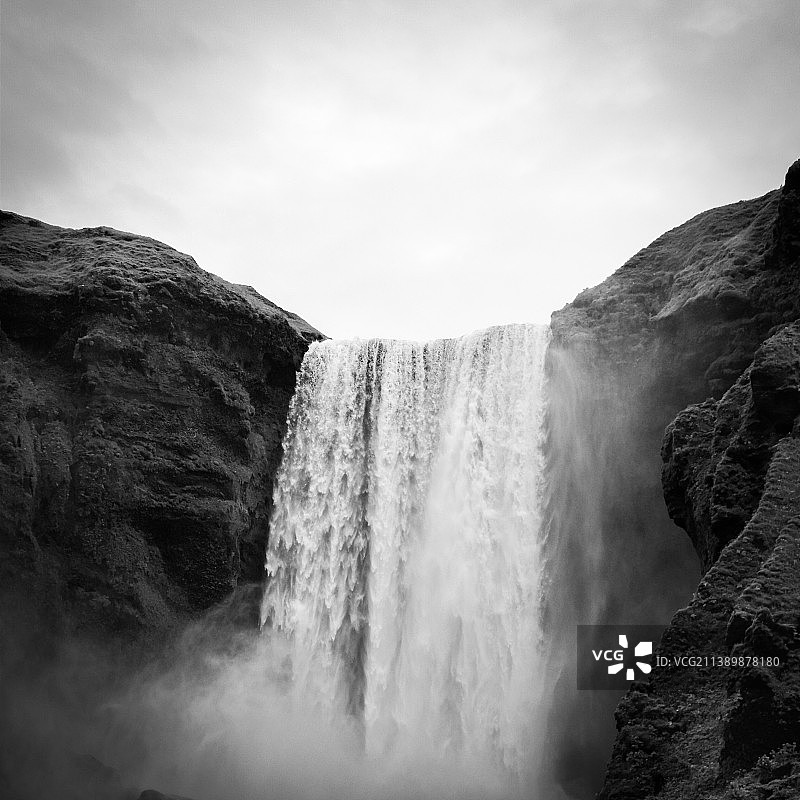 瀑布映衬天空的美景图片素材