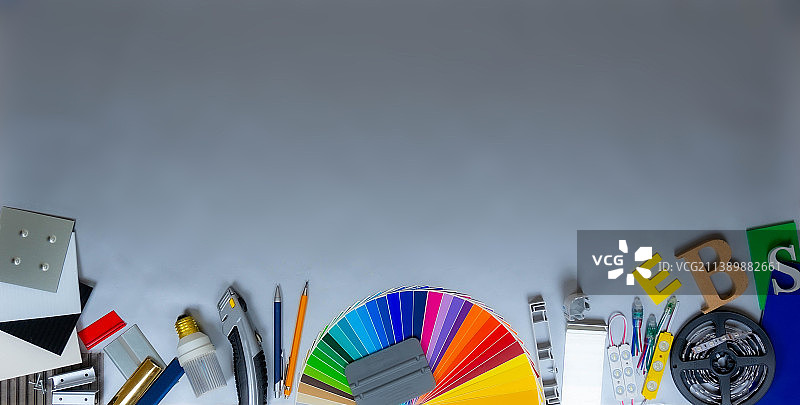 广告公司工具、建筑材料和银色背景样品俯视图图片素材